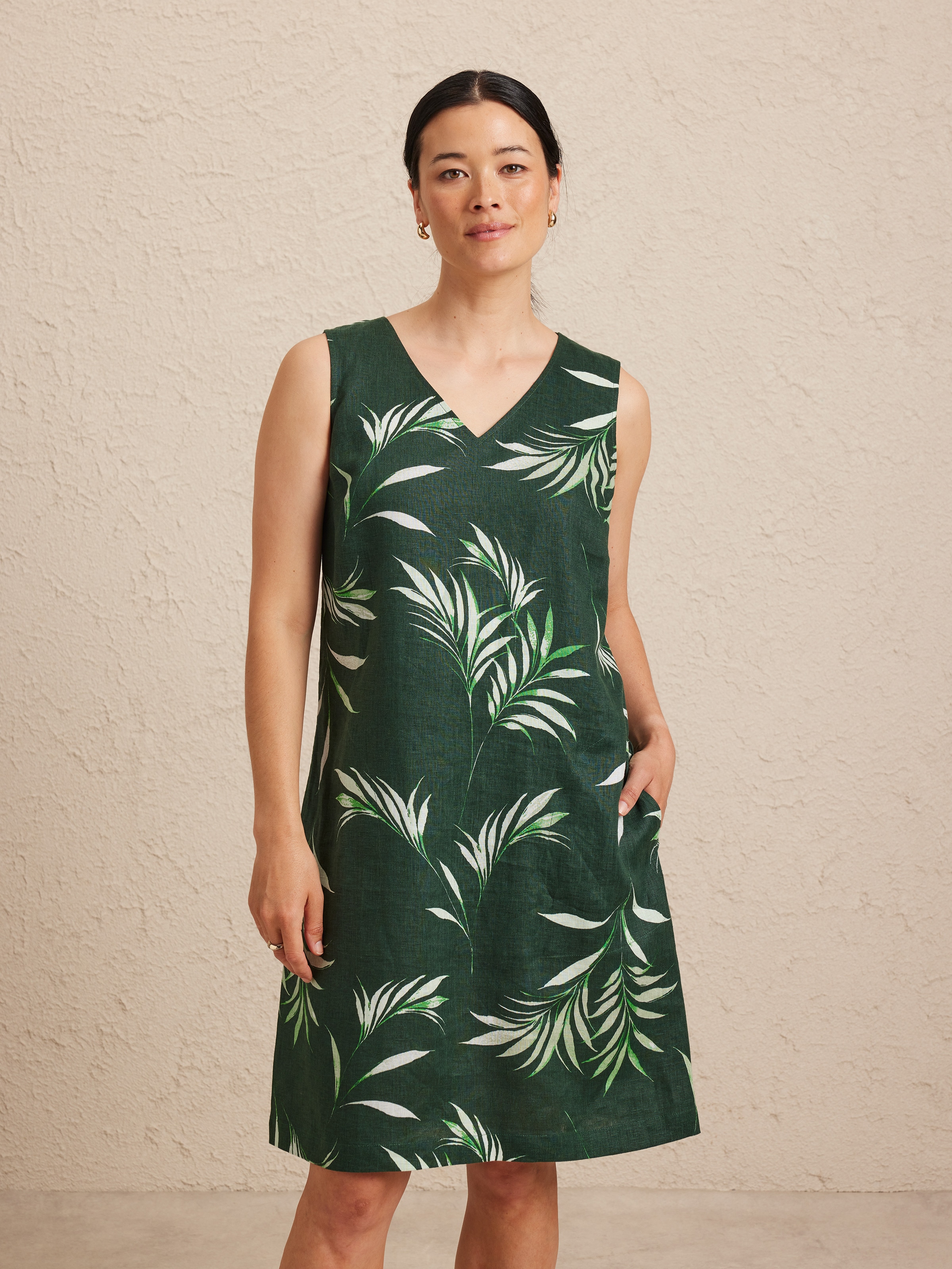 Jaquie Shift Dress, Black Roses